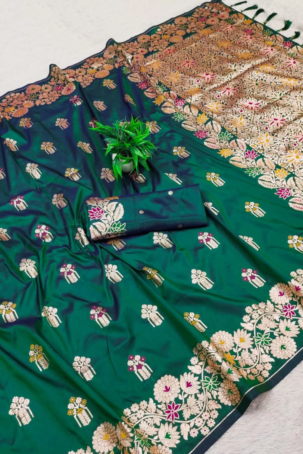 Emerald Green Dola Silk-Style Saree with Floral Zari Pallu